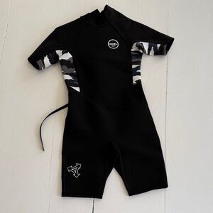 Kids Black and Gray Camo Wetsuit